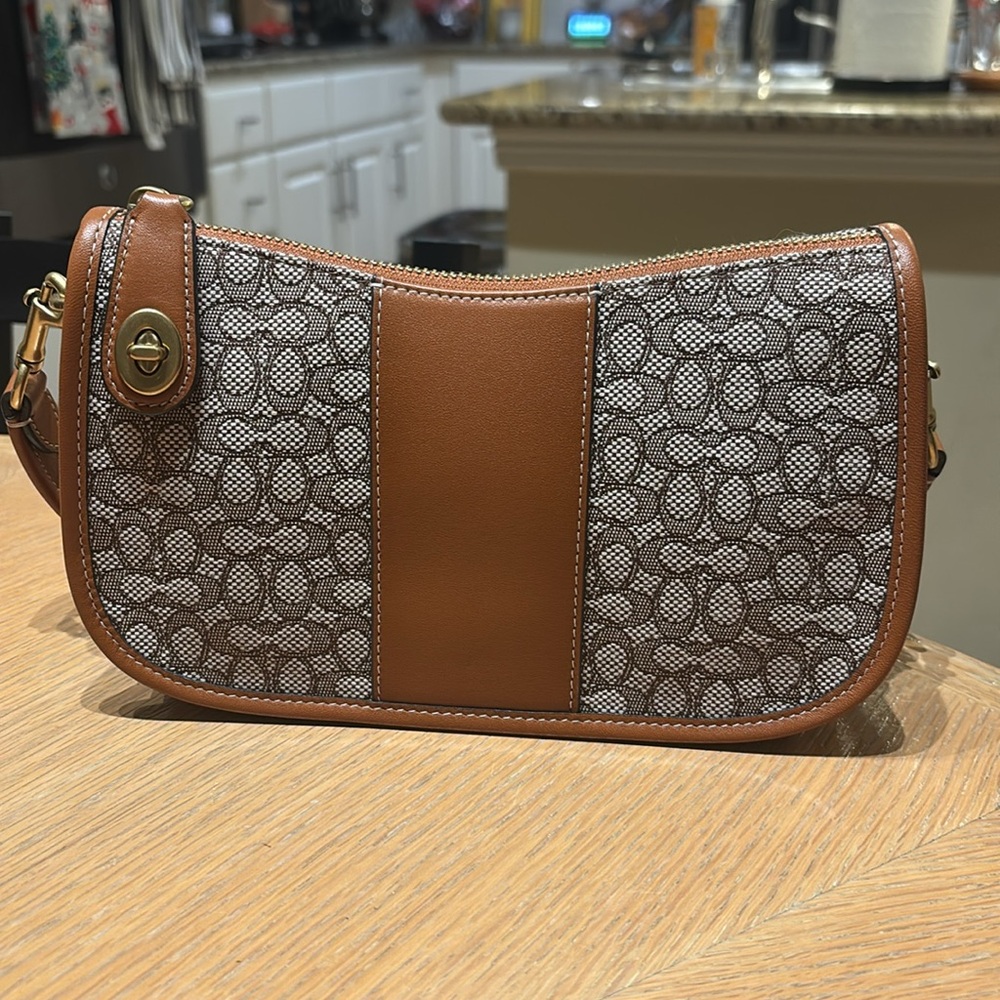 NWOT- Coach Swinger Bag in Signature Jaquard